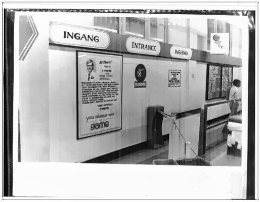 Bilingual store entrance